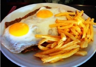 Huevos fritos a caballo