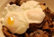 Huevos fritos con champiñones