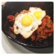 Huevos fritos con pisto