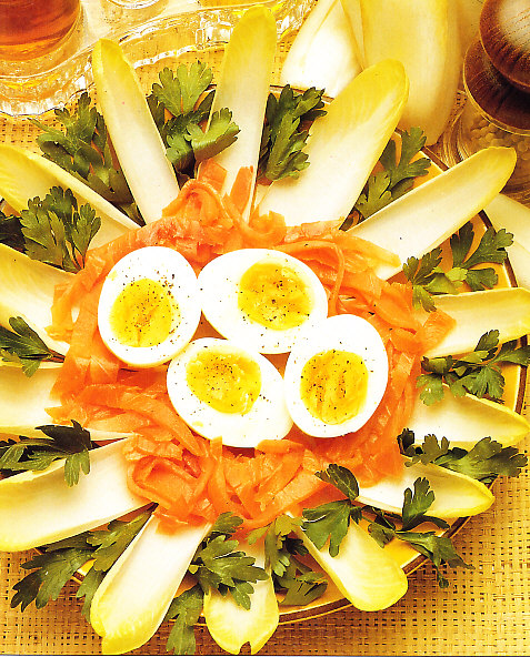 Huevos mollets con endibias y salmón