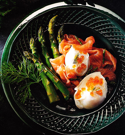 Huevos poché con espárragos y salmón ahumado