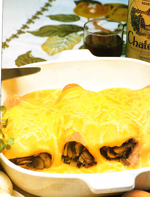 Huevos poches con jamón dulce gratinados