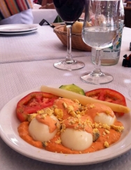 Huevos rellenos con espárragos y piña