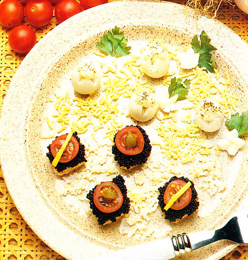 Huevos rellenos de cebolleta al caviar