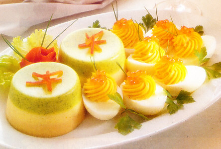 Huevos rellenos de salmón y mousse tricolor