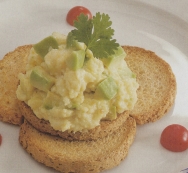 Huevos revueltos con aguacates