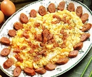 Huevos revueltos con salchichas