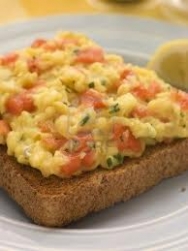 Huevos revueltos con salmón ahumado