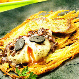 Huevos rotos con foie y salsa