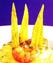 Humus con gambas con ajo y chips de plátano