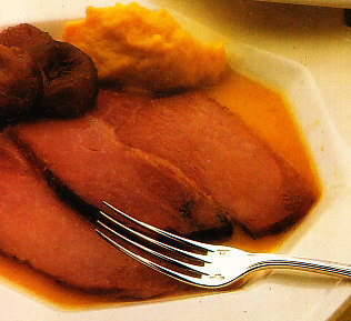 Jamón con albaricoques y puré de zanahorias y patatas