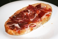 Jamón serrano con pan de pueblo