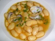 Judías blancas con almejas