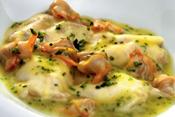 Kokotxas de bacalao con berberechos y cebollino