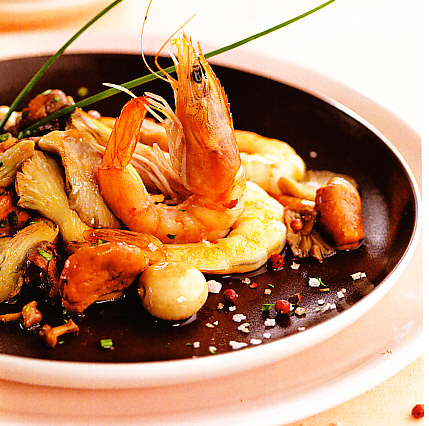 Langostinos y setas a la sal de cinco especies