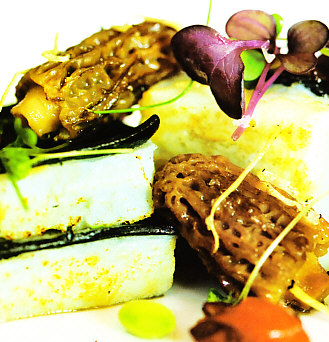 Lasaña de sepia y pasta fresca de tinta, salsa brutesca, arroz Venere con habitas tiernas y microvegetales