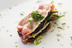 Lasaña invertida de bacon, espaguetis negros y verduras