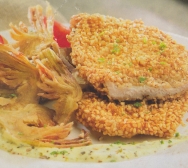 Lomo de cerdo con sésamo, alcachofas y salsa de yogur