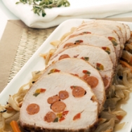 Lomo de cerdo mechado con choricitos y pimientos