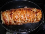 Lomo relleno de bacon, ciruelas y manzana asada