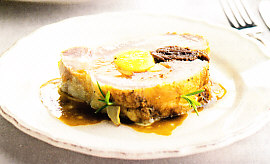 Lomo relleno de ciruelas