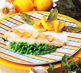 Lubina al laurel con guisantes