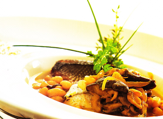 Lubina confitada con alubias y llanegas