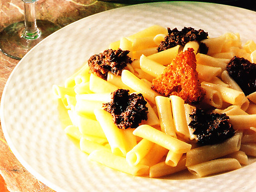 Macarrones con anchoas y aceitunas