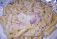 Macarrones con beicon, nata y queso