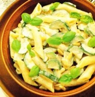 Macarrones con calabacines y piñones