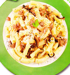 Macarrones con salchicha y setas