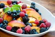 Macedonia de frutas con frutos del bosque