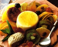 Macedonia de frutas con helado y flan