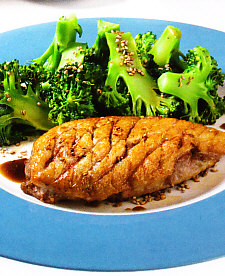 Magret de pato al grill con brócoli a la soja.