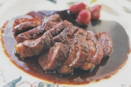 Magret de pato con salsa agridulce de miel de romero
