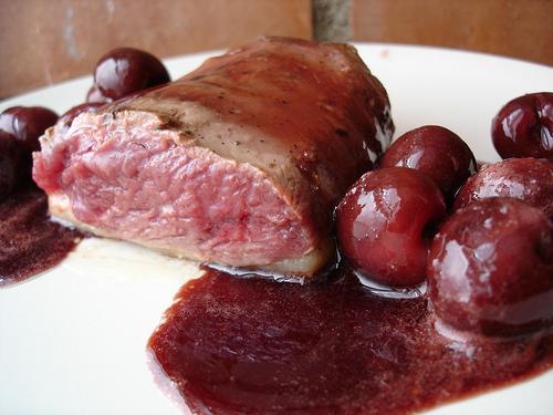 Magret de pato con salsa de cerezas