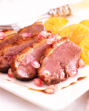 Magret de pato con salsa de mandarina y granada