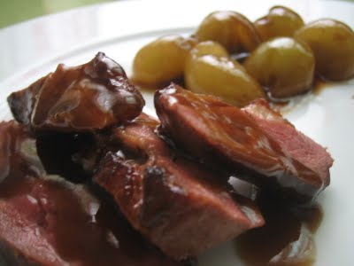Magret de pato con salsa de uvas