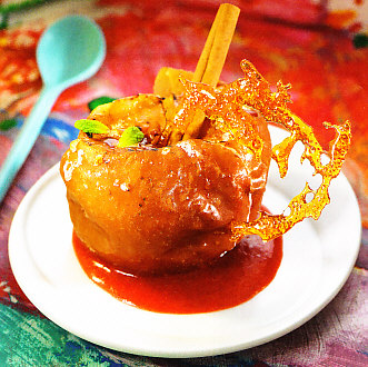 Manzanas al horno con salsa de fresas y caramelo