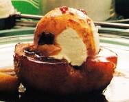 Manzanas flameadas a la canela