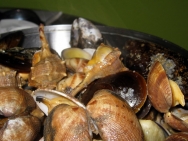 Mariscada de almejas, cañaillas y mejillones