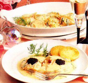 Medallones de merluza y trucha ahumada con salsa holandesa al caviar
