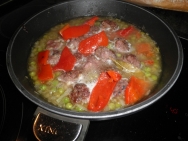 Medio vasito de vino y pimientos asados