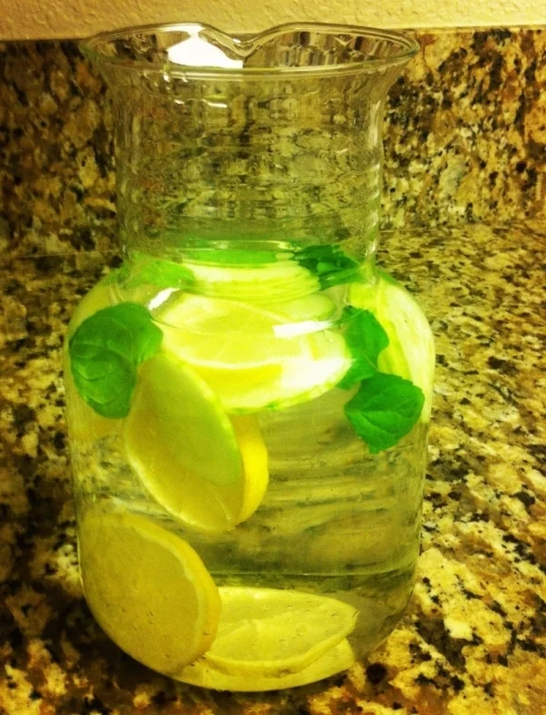 Agua de limón y menta