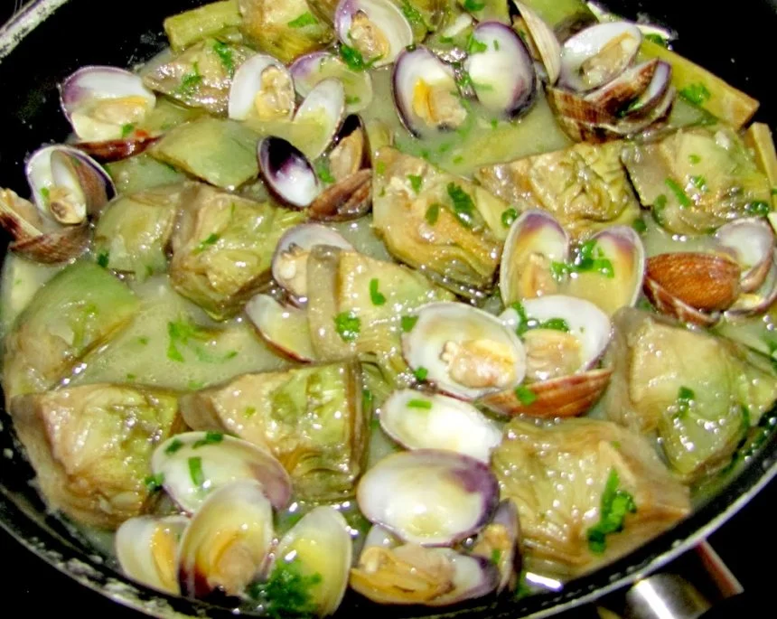 Alcachofas con almejas en salsa verde