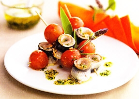 Brochetas de sardinas y tomates