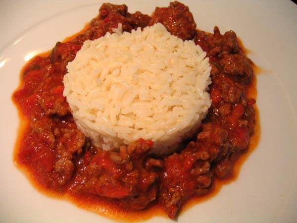 Carne con arroz y tomate