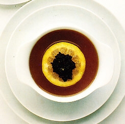 Consomé tibio con caviar