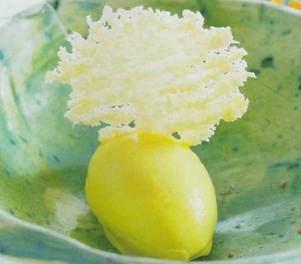 Crema helada de mango y galleta de coco
