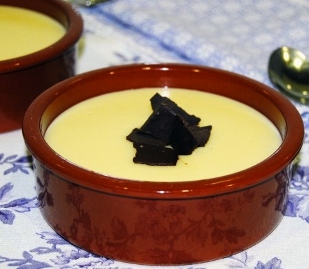 Crema inglesa con crujientes de chocolate y trufa